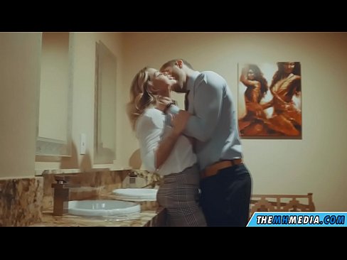 ❤️ Cando unha loura tetona seduce nun baño público Vídeo porno na pornografía gl.fullpornercom.ru ❌